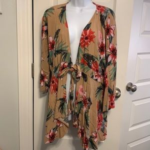 NWOT Suzanne Betro flowered kimono. Size 1X. Ties in the front. Beautiful colors